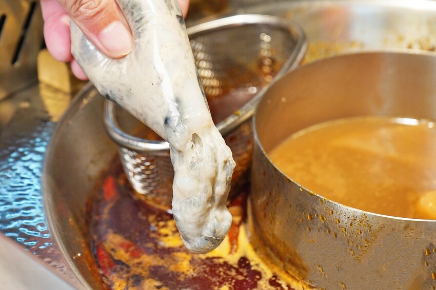 台中市西區主打「只涮不喝湯」的川渝道地吃法，鮮香麻辣超帶勁，更以青花椒與辣椒粉結合冰涼飲品，新奇好喝又過癮