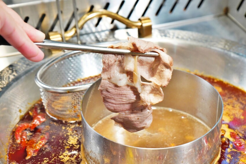 台中市西區主打「只涮不喝湯」的川渝道地吃法，鮮香麻辣超帶勁，更以青花椒與辣椒粉結合冰涼飲品，新奇好喝又過癮