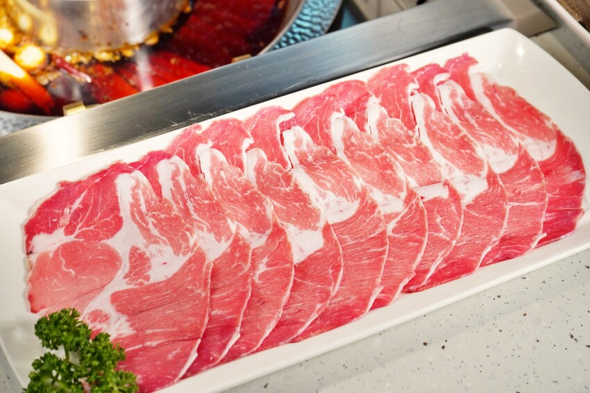 台中市西區主打「只涮不喝湯」的川渝道地吃法，鮮香麻辣超帶勁，更以青花椒與辣椒粉結合冰涼飲品，新奇好喝又過癮