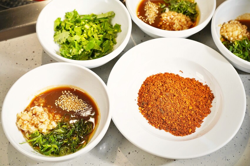 台中市西區主打「只涮不喝湯」的川渝道地吃法，鮮香麻辣超帶勁，更以青花椒與辣椒粉結合冰涼飲品，新奇好喝又過癮