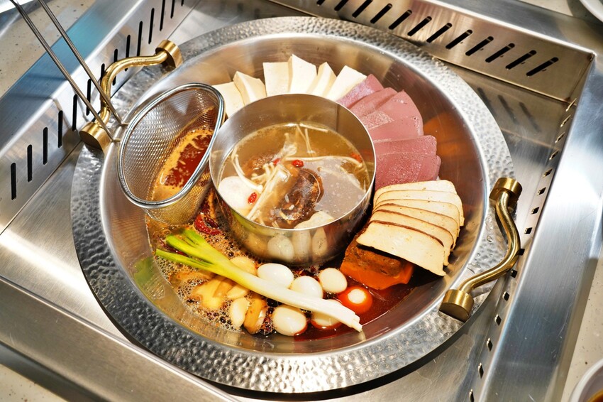 台中市西區主打「只涮不喝湯」的川渝道地吃法，鮮香麻辣超帶勁，更以青花椒與辣椒粉結合冰涼飲品，新奇好喝又過癮