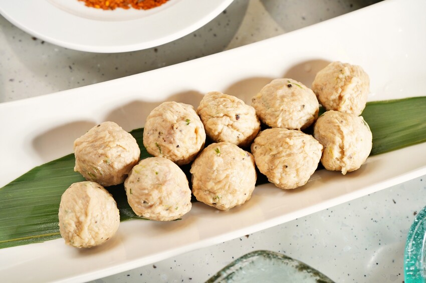 台中市西區主打「只涮不喝湯」的川渝道地吃法，鮮香麻辣超帶勁，更以青花椒與辣椒粉結合冰涼飲品，新奇好喝又過癮