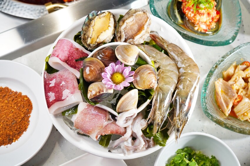 台中市西區主打「只涮不喝湯」的川渝道地吃法，鮮香麻辣超帶勁，更以青花椒與辣椒粉結合冰涼飲品，新奇好喝又過癮