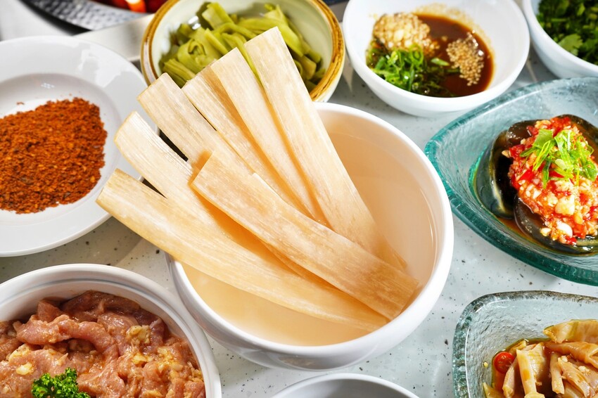 台中市西區主打「只涮不喝湯」的川渝道地吃法，鮮香麻辣超帶勁，更以青花椒與辣椒粉結合冰涼飲品，新奇好喝又過癮