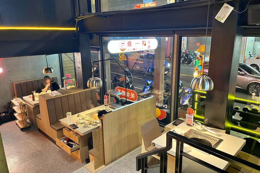 台中市西區主打「只涮不喝湯」的川渝道地吃法，鮮香麻辣超帶勁，更以青花椒與辣椒粉結合冰涼飲品，新奇好喝又過癮