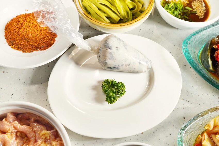 台中市西區主打「只涮不喝湯」的川渝道地吃法，鮮香麻辣超帶勁，更以青花椒與辣椒粉結合冰涼飲品，新奇好喝又過癮