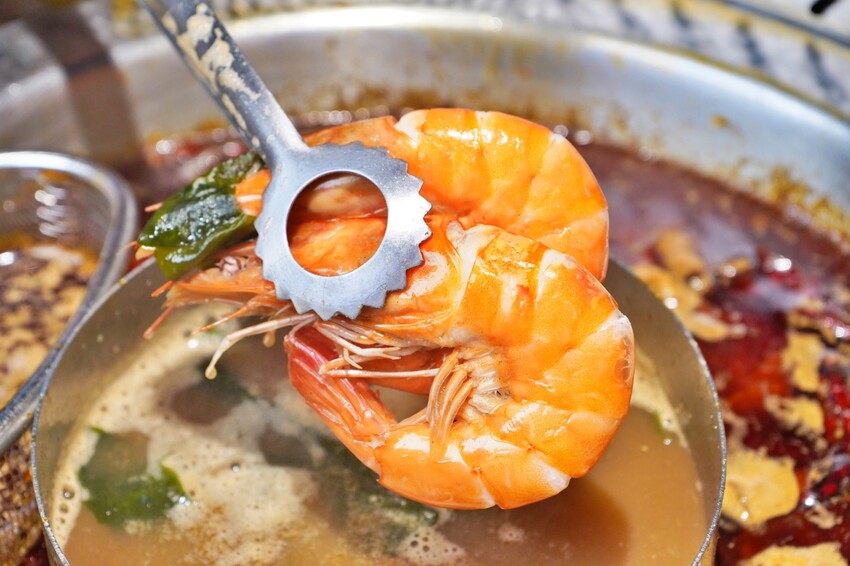 台中市西區主打「只涮不喝湯」的川渝道地吃法，鮮香麻辣超帶勁，更以青花椒與辣椒粉結合冰涼飲品，新奇好喝又過癮