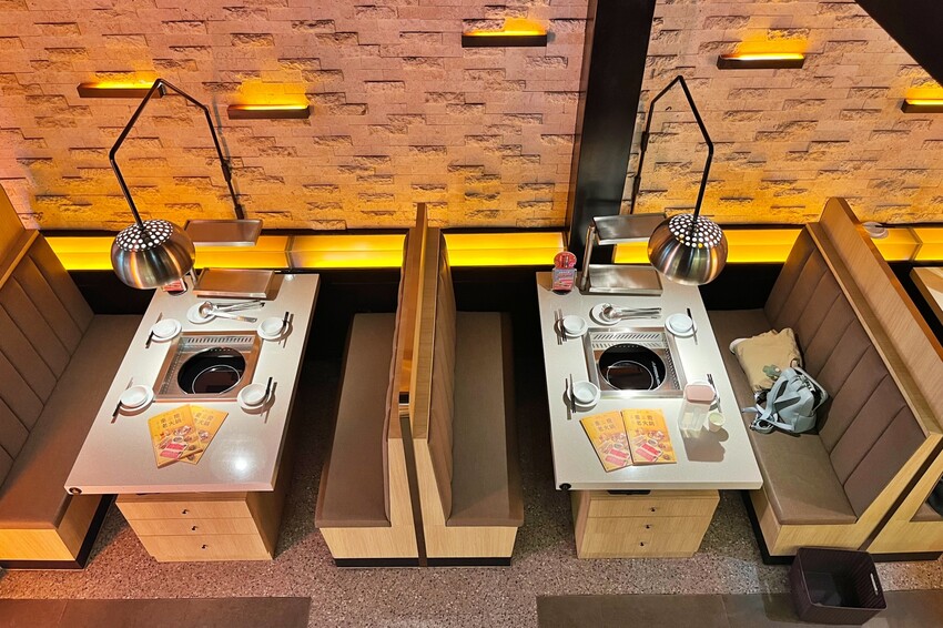 台中市西區主打「只涮不喝湯」的川渝道地吃法，鮮香麻辣超帶勁，更以青花椒與辣椒粉結合冰涼飲品，新奇好喝又過癮