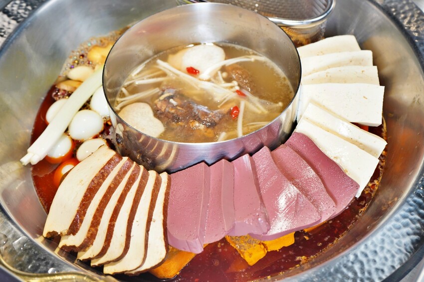 台中市西區主打「只涮不喝湯」的川渝道地吃法，鮮香麻辣超帶勁，更以青花椒與辣椒粉結合冰涼飲品，新奇好喝又過癮