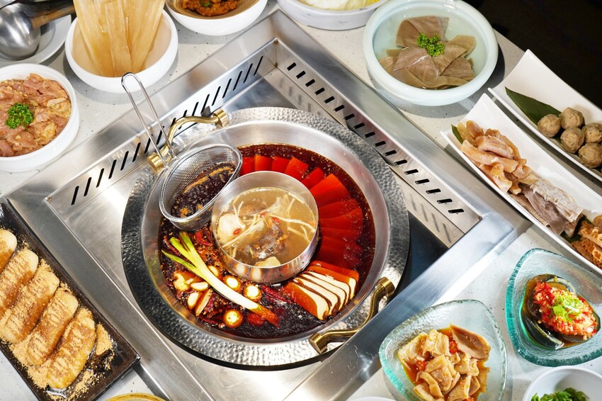 台中市西區主打「只涮不喝湯」的川渝道地吃法，鮮香麻辣超帶勁，更以青花椒與辣椒粉結合冰涼飲品，新奇好喝又過癮