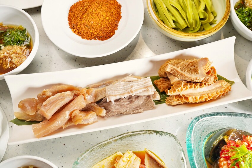 台中市西區主打「只涮不喝湯」的川渝道地吃法，鮮香麻辣超帶勁，更以青花椒與辣椒粉結合冰涼飲品，新奇好喝又過癮