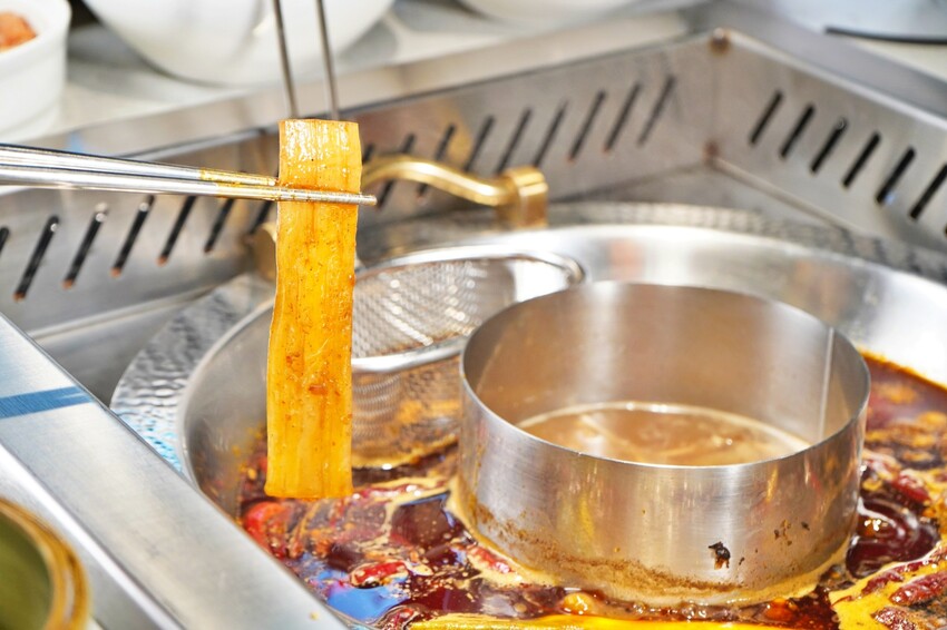 台中市西區主打「只涮不喝湯」的川渝道地吃法，鮮香麻辣超帶勁，更以青花椒與辣椒粉結合冰涼飲品，新奇好喝又過癮