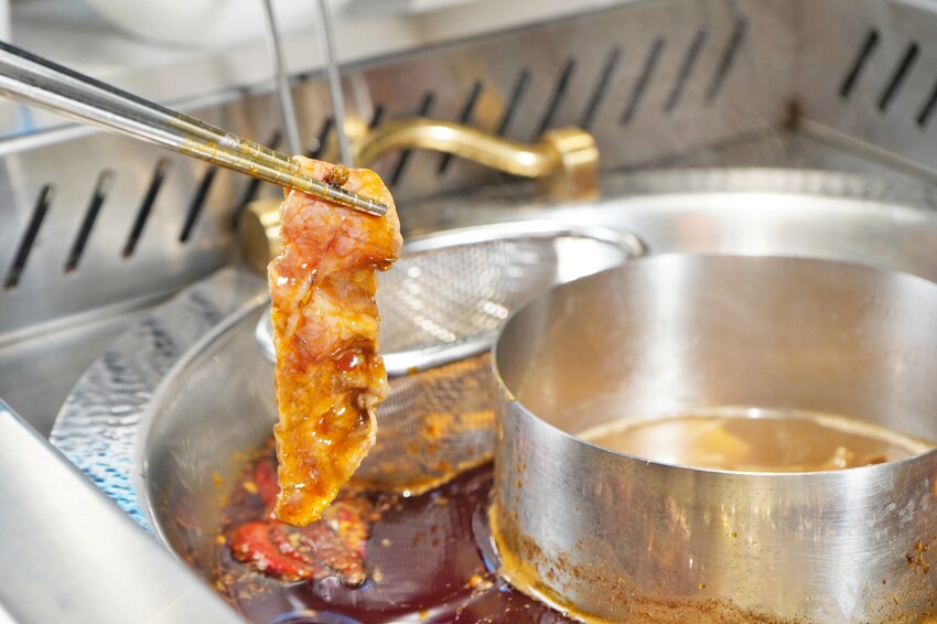 台中市西區主打「只涮不喝湯」的川渝道地吃法，鮮香麻辣超帶勁，更以青花椒與辣椒粉結合冰涼飲品，新奇好喝又過癮