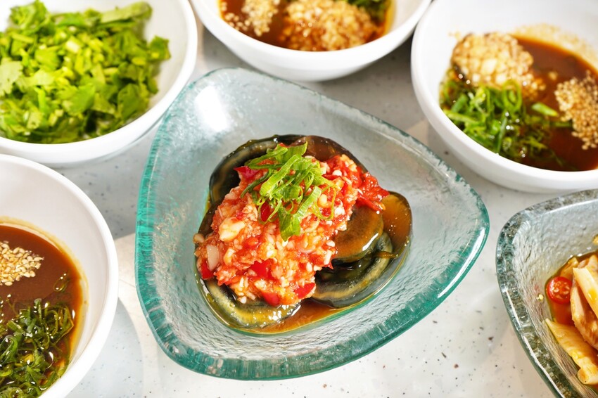 台中市西區主打「只涮不喝湯」的川渝道地吃法，鮮香麻辣超帶勁，更以青花椒與辣椒粉結合冰涼飲品，新奇好喝又過癮