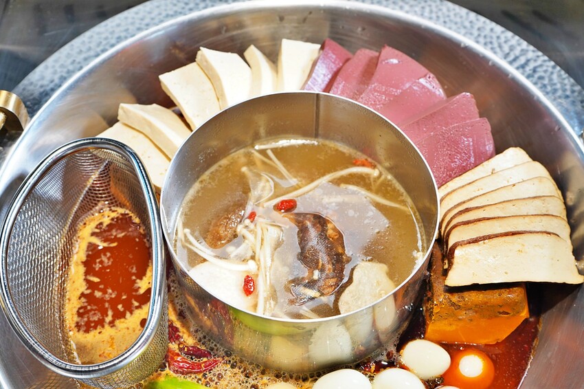 台中市西區主打「只涮不喝湯」的川渝道地吃法，鮮香麻辣超帶勁，更以青花椒與辣椒粉結合冰涼飲品，新奇好喝又過癮