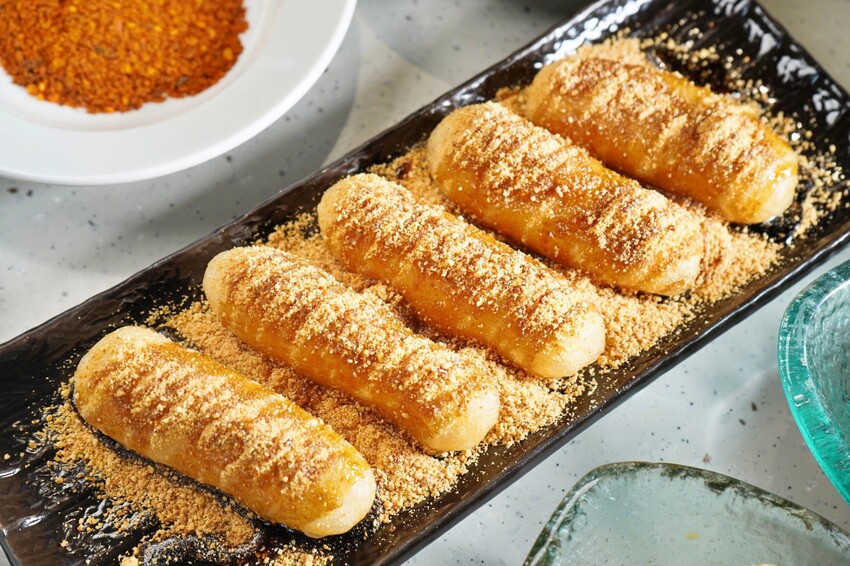 台中市西區主打「只涮不喝湯」的川渝道地吃法，鮮香麻辣超帶勁，更以青花椒與辣椒粉結合冰涼飲品，新奇好喝又過癮