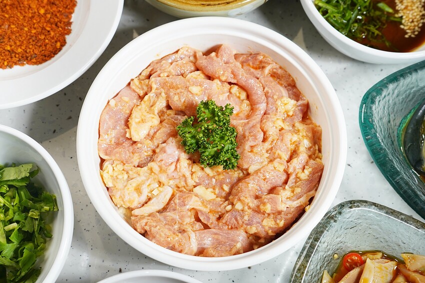 台中市西區主打「只涮不喝湯」的川渝道地吃法，鮮香麻辣超帶勁，更以青花椒與辣椒粉結合冰涼飲品，新奇好喝又過癮