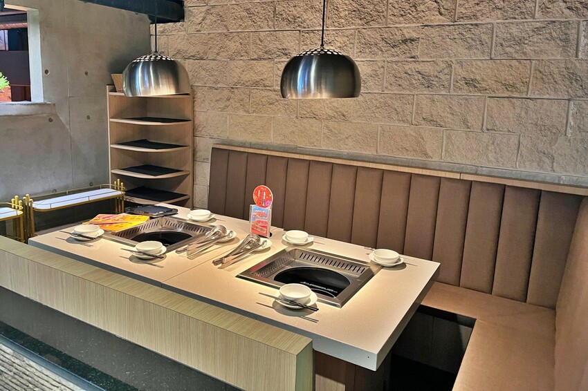 台中市西區主打「只涮不喝湯」的川渝道地吃法，鮮香麻辣超帶勁，更以青花椒與辣椒粉結合冰涼飲品，新奇好喝又過癮