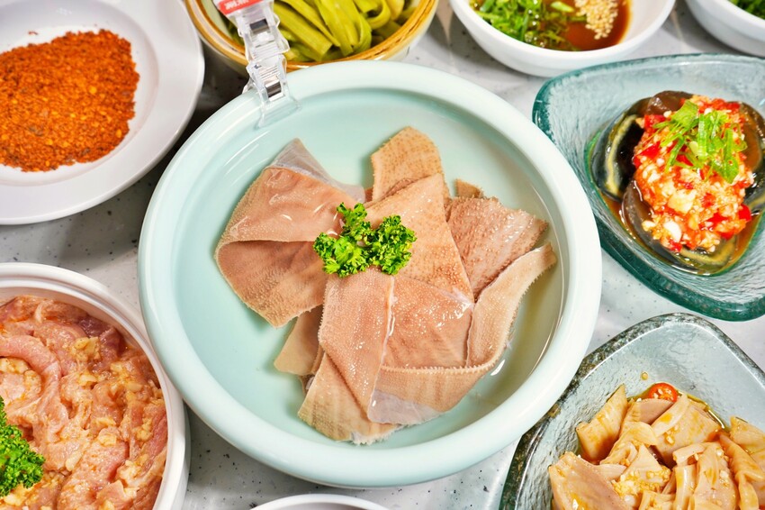 台中市西區主打「只涮不喝湯」的川渝道地吃法，鮮香麻辣超帶勁，更以青花椒與辣椒粉結合冰涼飲品，新奇好喝又過癮