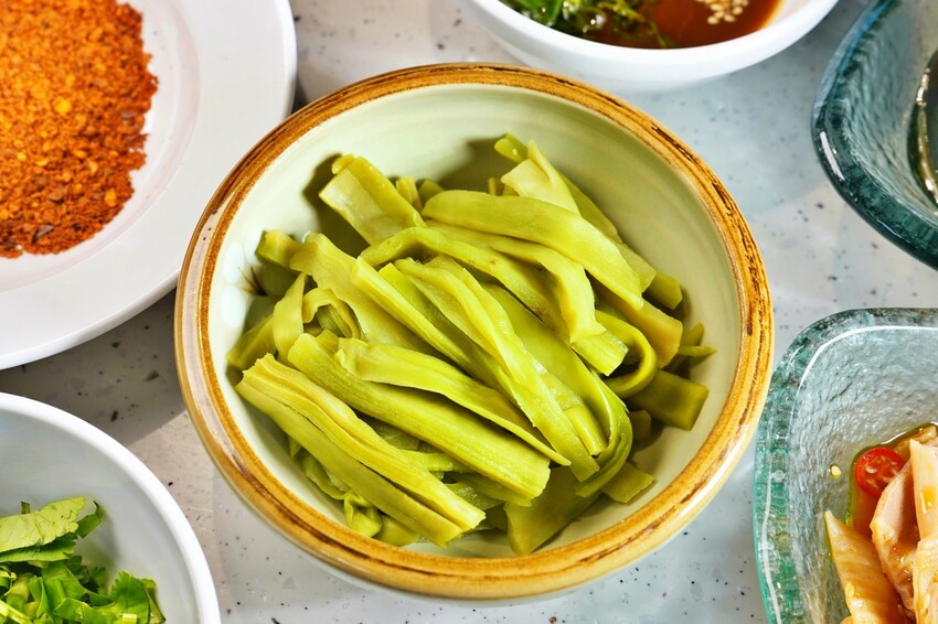 台中市西區主打「只涮不喝湯」的川渝道地吃法，鮮香麻辣超帶勁，更以青花椒與辣椒粉結合冰涼飲品，新奇好喝又過癮