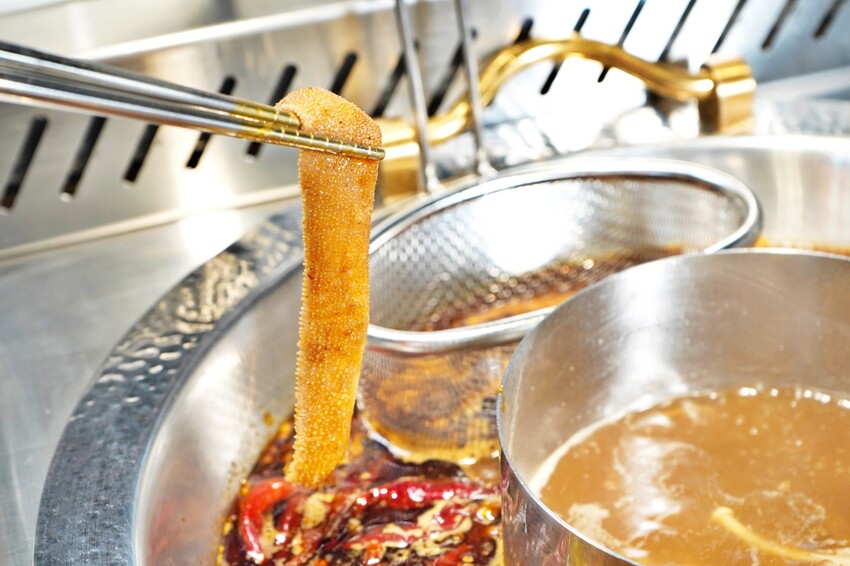 台中市西區主打「只涮不喝湯」的川渝道地吃法，鮮香麻辣超帶勁，更以青花椒與辣椒粉結合冰涼飲品，新奇好喝又過癮