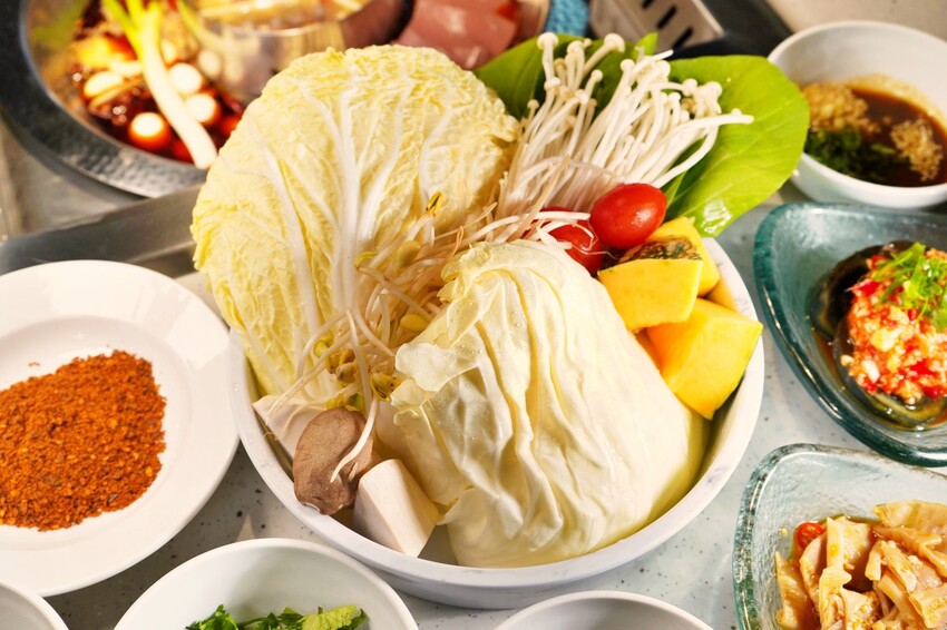 台中市西區主打「只涮不喝湯」的川渝道地吃法，鮮香麻辣超帶勁，更以青花椒與辣椒粉結合冰涼飲品，新奇好喝又過癮