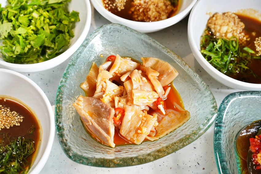 台中市西區主打「只涮不喝湯」的川渝道地吃法，鮮香麻辣超帶勁，更以青花椒與辣椒粉結合冰涼飲品，新奇好喝又過癮