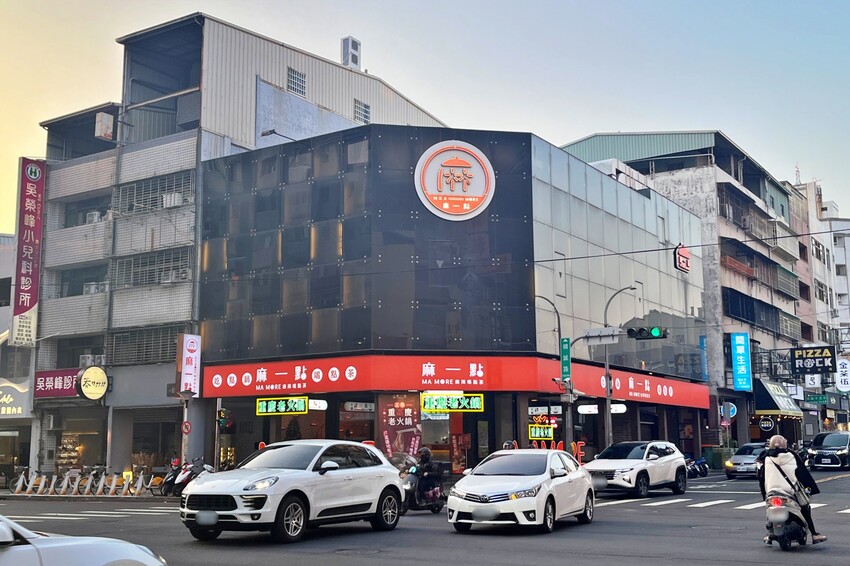 台中市西區主打「只涮不喝湯」的川渝道地吃法，鮮香麻辣超帶勁，更以青花椒與辣椒粉結合冰涼飲品，新奇好喝又過癮