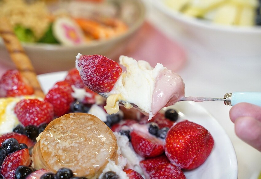 【品馨冰菓室新竹旗艦店】台南小有名氣的品馨冰菓室在新竹城隍廟就能吃到啦！冬季限定草莓冰超大碗超實在，冷冬再來碗熱呼呼鍋燒麵暖心又暖胃！ - 阿華田的美食日記