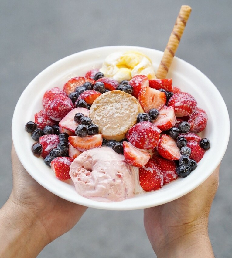 【品馨冰菓室新竹旗艦店】台南小有名氣的品馨冰菓室在新竹城隍廟就能吃到啦！冬季限定草莓冰超大碗超實在，冷冬再來碗熱呼呼鍋燒麵暖心又暖胃！ - 阿華田的美食日記