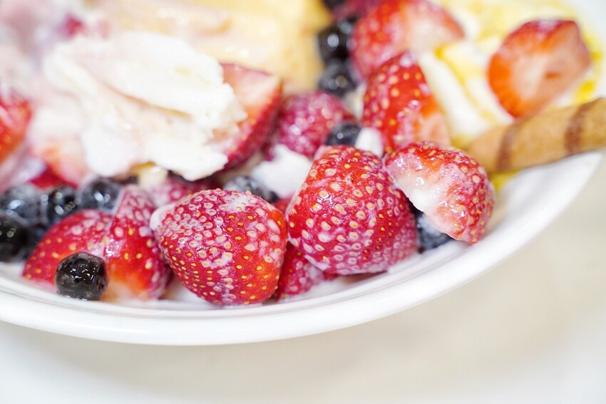 【品馨冰菓室新竹旗艦店】台南小有名氣的品馨冰菓室在新竹城隍廟就能吃到啦！冬季限定草莓冰超大碗超實在，冷冬再來碗熱呼呼鍋燒麵暖心又暖胃！ - 阿華田的美食日記