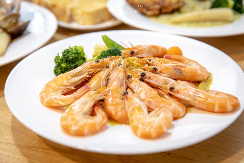 桃園美食|食光杯桃園銘傳店~海鮮控看過來,浮誇系的複合式餐廳你吃過了嗎?超蝦義大利麵蝦滿到幾乎看不到