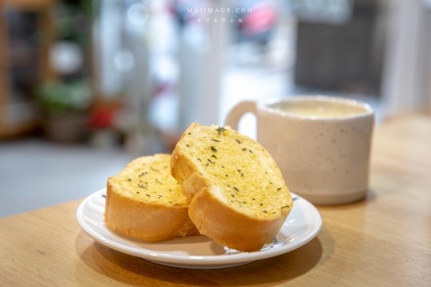 桃園美食|食光杯桃園銘傳店~海鮮控看過來,浮誇系的複合式餐廳你吃過了嗎?超蝦義大利麵蝦滿到幾乎看不到