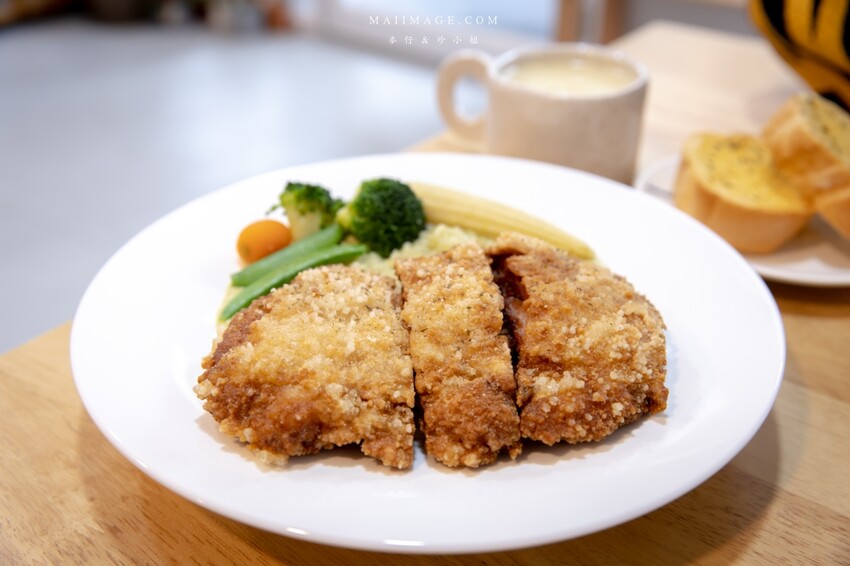 桃園美食|食光杯桃園銘傳店~海鮮控看過來,浮誇系的複合式餐廳你吃過了嗎?超蝦義大利麵蝦滿到幾乎看不到