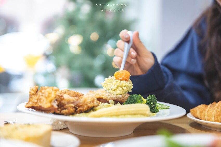 桃園美食|食光杯桃園銘傳店~海鮮控看過來,浮誇系的複合式餐廳你吃過了嗎?超蝦義大利麵蝦滿到幾乎看不到