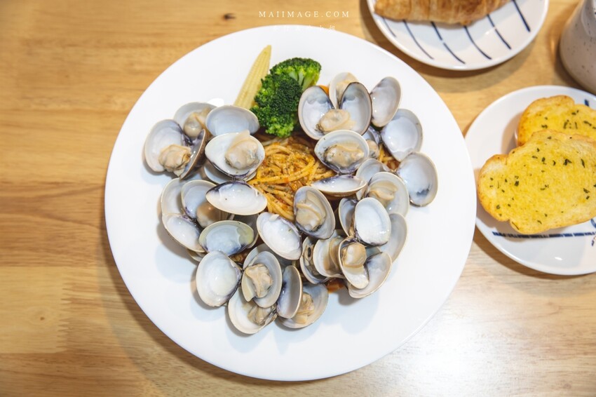 桃園美食|食光杯桃園銘傳店~海鮮控看過來,浮誇系的複合式餐廳你吃過了嗎?超蝦義大利麵蝦滿到幾乎看不到