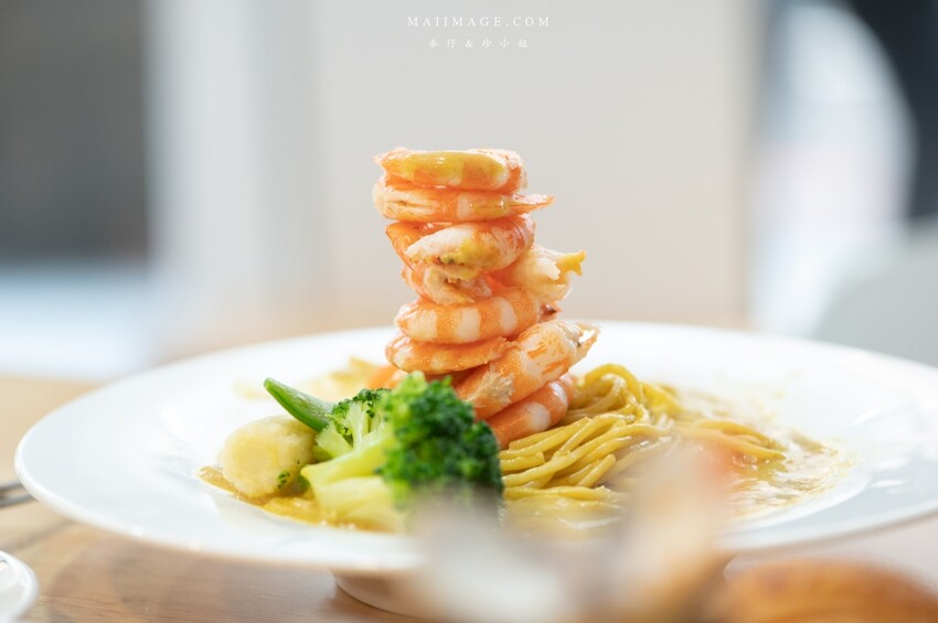 桃園美食|食光杯桃園銘傳店~海鮮控看過來,浮誇系的複合式餐廳你吃過了嗎?超蝦義大利麵蝦滿到幾乎看不到