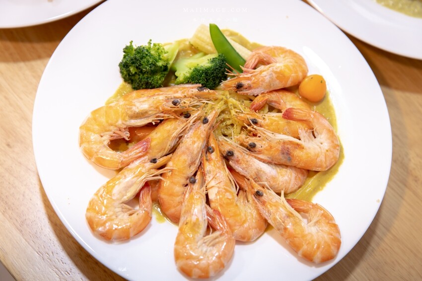 桃園美食|食光杯桃園銘傳店~海鮮控看過來,浮誇系的複合式餐廳你吃過了嗎?超蝦義大利麵蝦滿到幾乎看不到