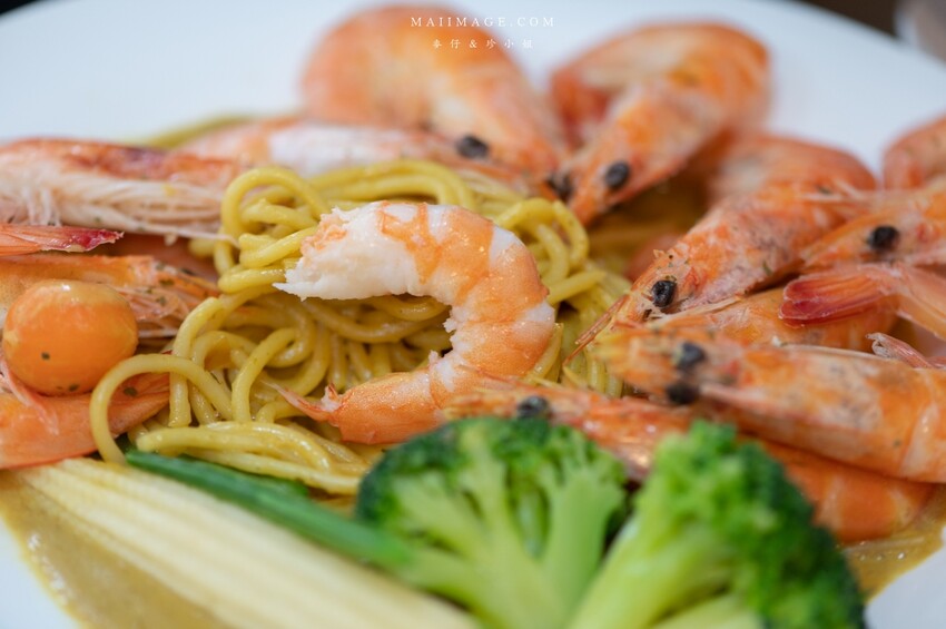 桃園美食|食光杯桃園銘傳店~海鮮控看過來,浮誇系的複合式餐廳你吃過了嗎?超蝦義大利麵蝦滿到幾乎看不到