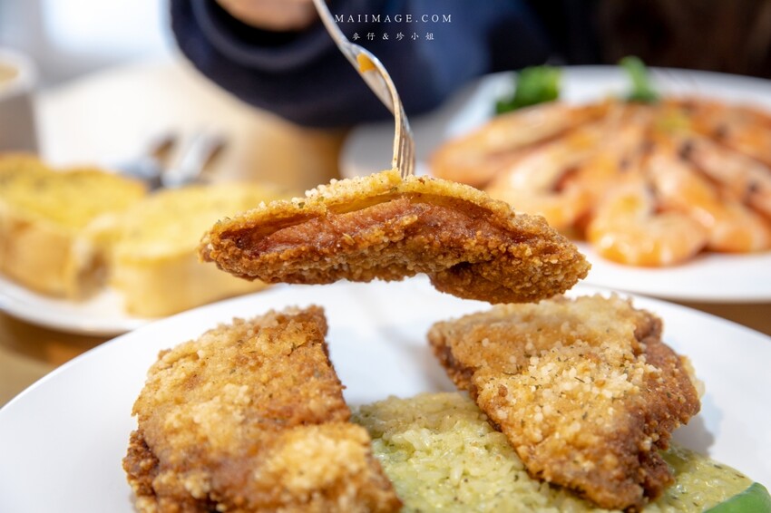 桃園美食|食光杯桃園銘傳店~海鮮控看過來,浮誇系的複合式餐廳你吃過了嗎?超蝦義大利麵蝦滿到幾乎看不到