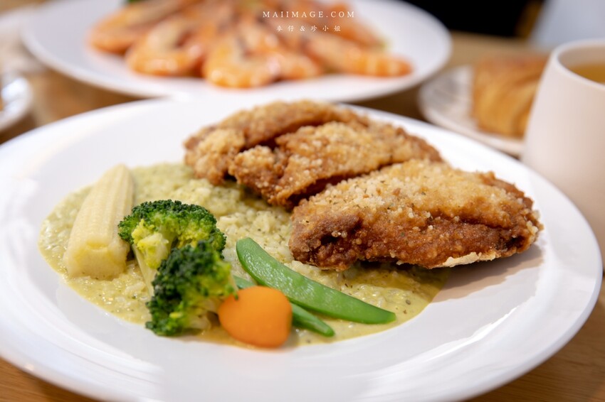 桃園美食|食光杯桃園銘傳店~海鮮控看過來,浮誇系的複合式餐廳你吃過了嗎?超蝦義大利麵蝦滿到幾乎看不到