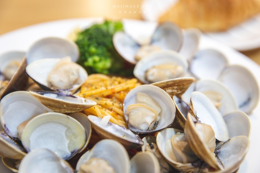 桃園美食|食光杯桃園銘傳店~海鮮控看過來,浮誇系的複合式餐廳你吃過了嗎?超蝦義大利麵蝦滿到幾乎看不到