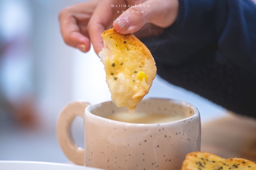 桃園美食|食光杯桃園銘傳店~海鮮控看過來,浮誇系的複合式餐廳你吃過了嗎?超蝦義大利麵蝦滿到幾乎看不到