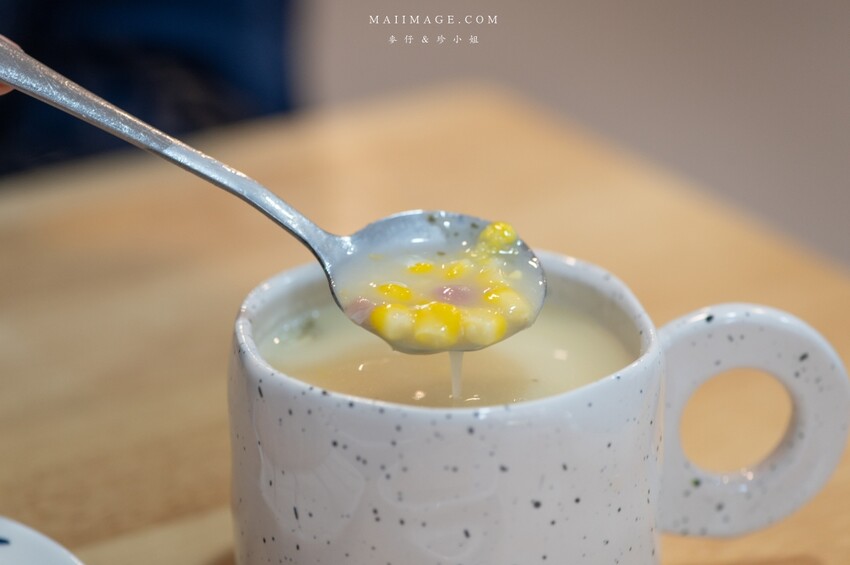 桃園美食|食光杯桃園銘傳店~海鮮控看過來,浮誇系的複合式餐廳你吃過了嗎?超蝦義大利麵蝦滿到幾乎看不到