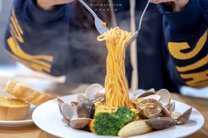 桃園美食|食光杯桃園銘傳店~海鮮控看過來,浮誇系的複合式餐廳你吃過了嗎?超蝦義大利麵蝦滿到幾乎看不到