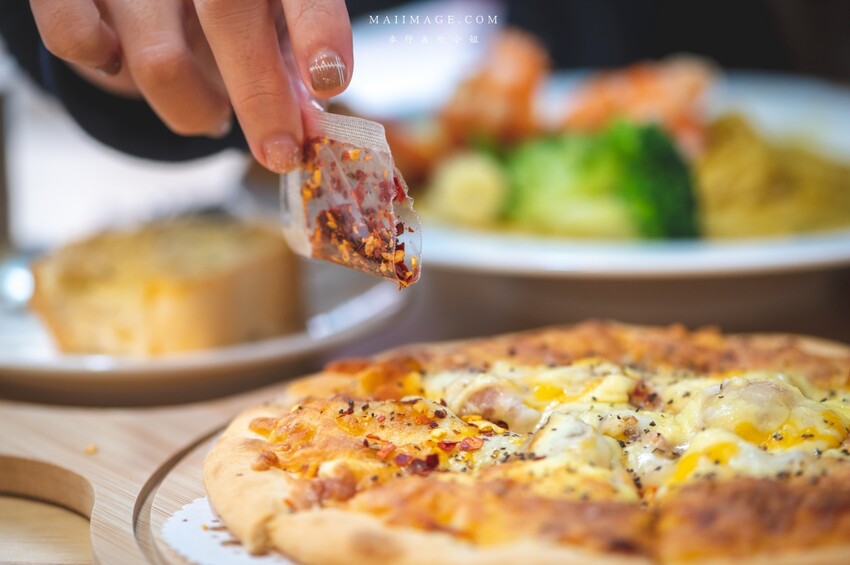桃園美食|食光杯桃園銘傳店~海鮮控看過來,浮誇系的複合式餐廳你吃過了嗎?超蝦義大利麵蝦滿到幾乎看不到