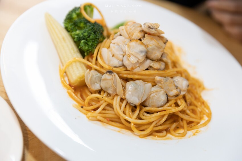 桃園美食|食光杯桃園銘傳店~海鮮控看過來,浮誇系的複合式餐廳你吃過了嗎?超蝦義大利麵蝦滿到幾乎看不到
