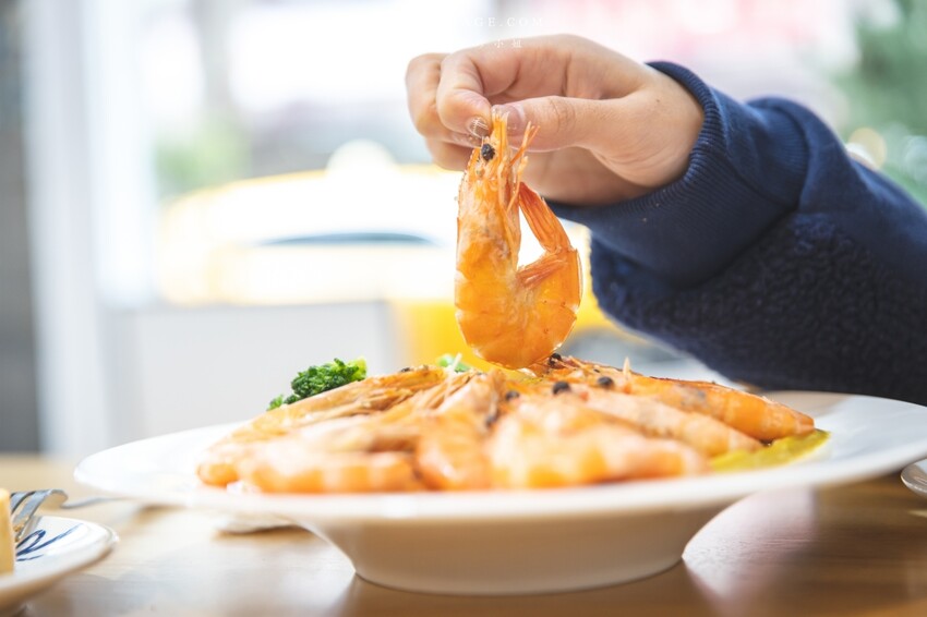 桃園美食|食光杯桃園銘傳店~海鮮控看過來,浮誇系的複合式餐廳你吃過了嗎?超蝦義大利麵蝦滿到幾乎看不到