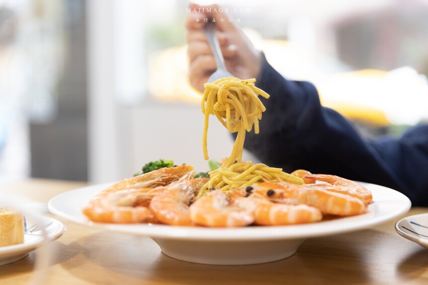 桃園美食|食光杯桃園銘傳店~海鮮控看過來,浮誇系的複合式餐廳你吃過了嗎?超蝦義大利麵蝦滿到幾乎看不到