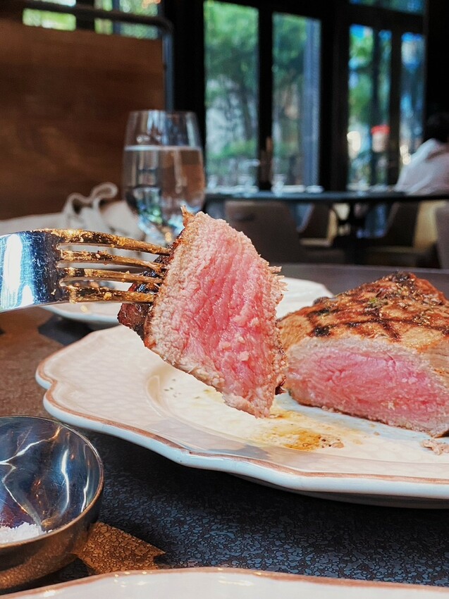 L’IDIOT RESTA 驢子餐廳東區插旗賦樂旅居，八盞水晶燈陪我浪漫慶生